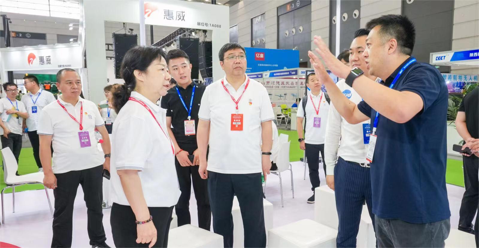 多位領導親臨清聽聲學展位了解多種教育體系產品 多位領導親臨清聽聲學展位,全面了解安靜操場、教學音響等教育體系產品。