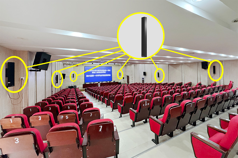 在報(bào)告廳講臺(tái)、中間、后排位置兩側(cè)各配置1臺(tái)清聽聲學(xué)教學(xué)擴(kuò)音器